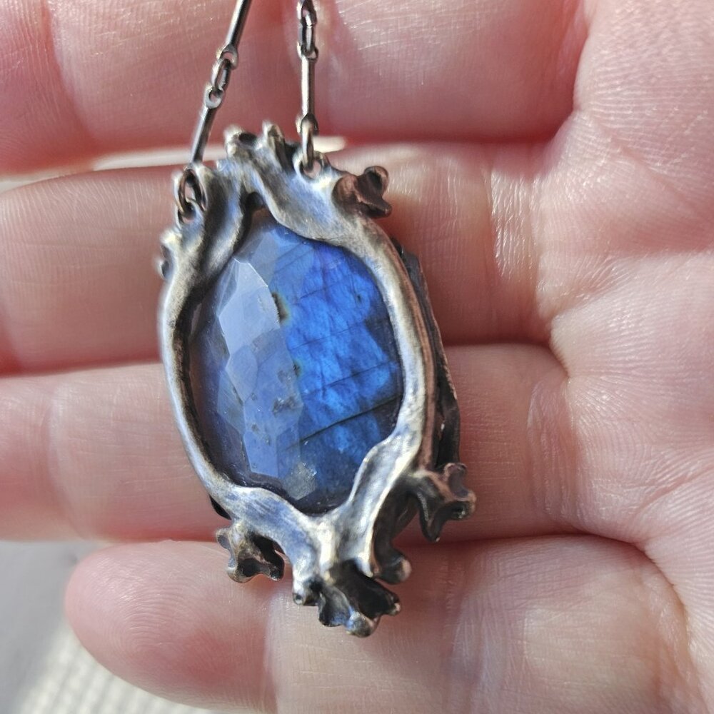Bloodmilk The Pythia. Small Labradorite Necklace - Picture 7 of 8